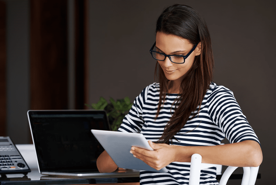 employee using digital assistant tool